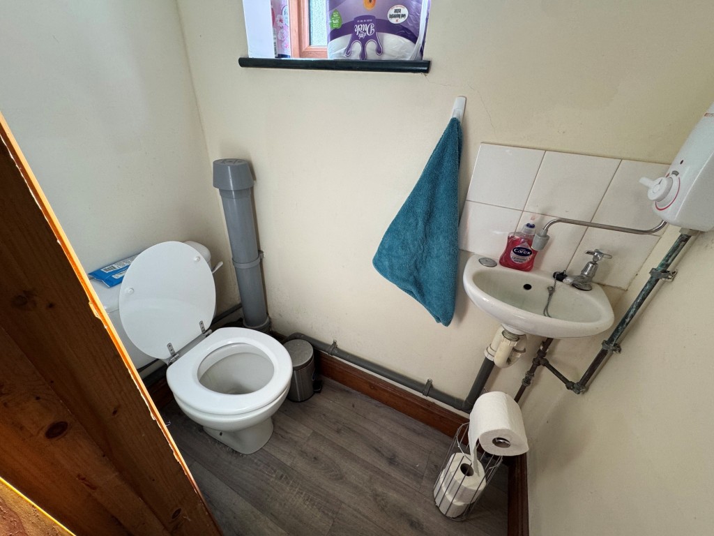 Lot: 36 - FREEHOLD COMMERCIAL AND RESIDENTIAL INVESTMENT - Office WC